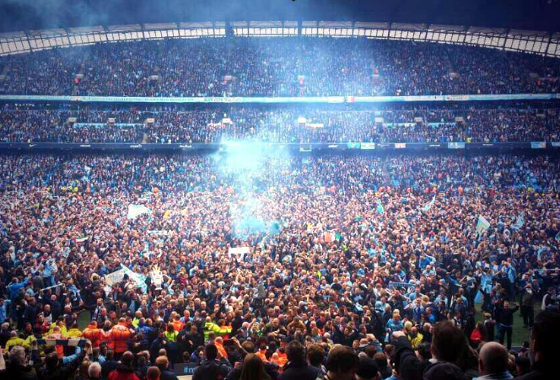 Torcida do Manchester City comemora o título inglês de 2014. Crédito: ESPN/reprodução