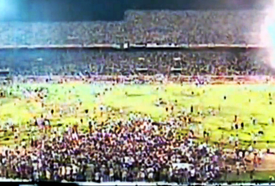 Torcida do Santa Cruz comemora o título pernambucano de 1995, no Arruda. Crédito: Youtube/Rede Globo Nordeste