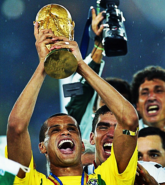 Rivaldo ergue a Taça Fifa ao conquistar a Copa do Mundo de 2002. Crédito: Fifa/Getty