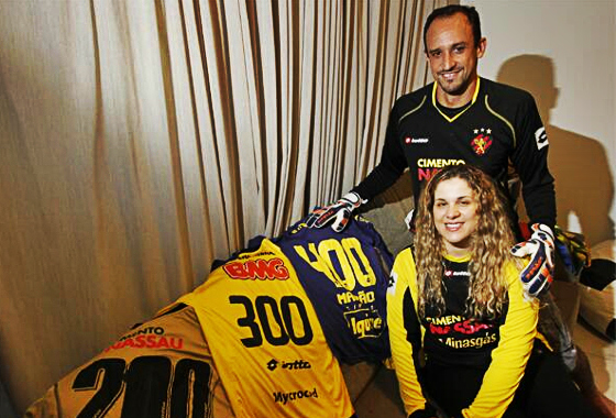 Magrão, goleiro do Sport, com as camisas comemorativas aos jogos de número 200, 300 e 400 pelo Leão. Foto: Ricardo Fernandes/DP/D.A Press