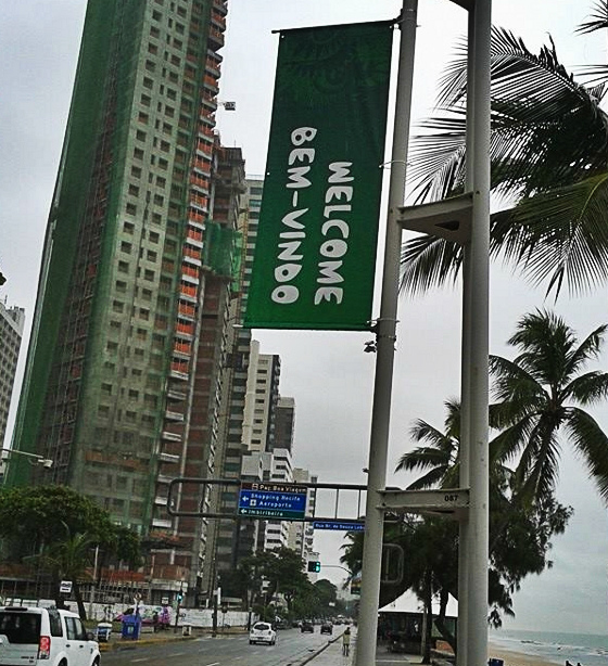 Placas da Copa do Mudo de 2014 na Avenida Boa Viagem, no Recife. Foto: Daniel Leal/DP/D.A Press