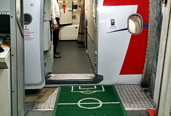 Embarque no Aeroporto do Galeão, com tapete da Copa do Mundo de 2014. Foto: Cassio Zirpoli/DP/D.A Press