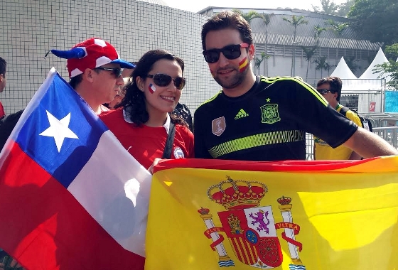 Casal, ela chilena e ele espanhol, no jogo Chile 2x0 Espanha, pelo Mundial 2014. Foto: Cassio Zirpoli/DP/D.A Press
