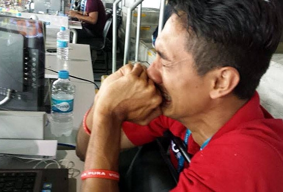 A emoção do jornalista costa-riquenho Leonel Sandí, assistindo na Arena Pernambuco à classificação inédita de sua seleção às quartas de final da Copa 2014. Foto: Cassio Zirpoli/DP/D.A Press