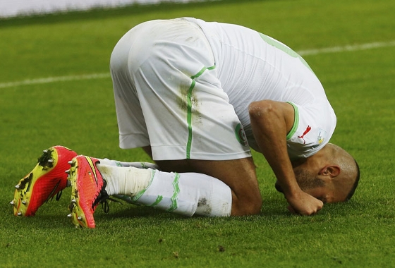 Ao comemorarem gols, muçulmanos argelinos fazem reverência a Allah. Foto:  Quinn Rooney/Getty Images