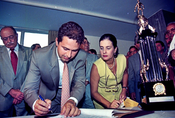 Eduardo Campos assina o documento com a criação do Todos com a Nota, em 1998. Foto: Ricardo Borba/DP/D.A Press