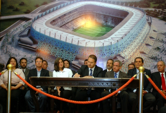 Eduardo Campos assina o convênio com o Náutico para a Arena Pernambuco, em 17 de outubro de 2011. Foto: Edvaldo Rodrigues/DP/D.A Press