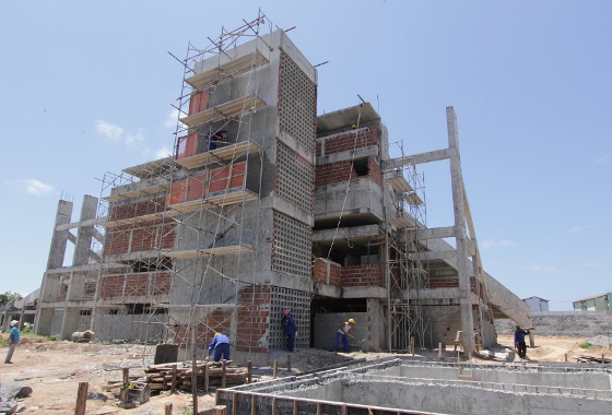 Retomada da construção do estádio Grito da República, em Olinda. Foto: Luiz Fabiano/Pref. Olinda