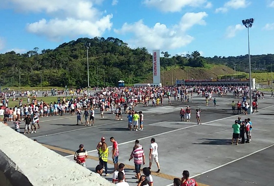 Acesso da torcida coral na Arena Pernambuco para o jogo Santa Cruz 1x0 Vasco, na Série B de 2014. Crédito: Allan Robert/twitter