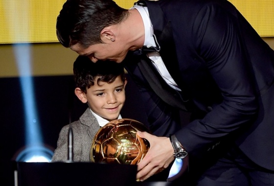 Cristiano Ronaldo e o filho com a Bola de Ouro de 2014. Foto: Fifa/site oficial
