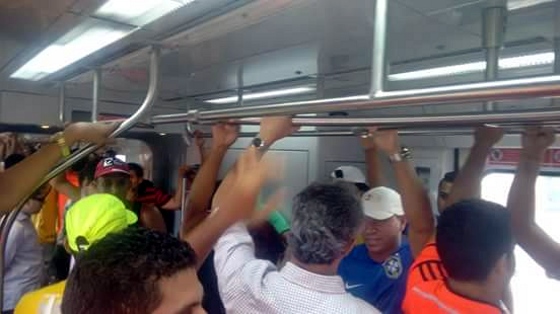 Evandro Carvalho, presidente da FPF, indo de metrô para o Clássico dos Clássicos, em 08/02/2015. Foto: Davidson Santana (@davidson_vil)/twitter