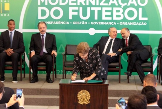 A presidente Dilma Rousseff assina a medida provisória sobre a renegociação das dívidas dos clubes, em 2015. Foto: governo federal