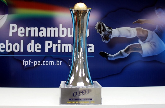 O troféu de campeão pernambucano de futebol em 2015. Foto: Hildo Neto/FPF