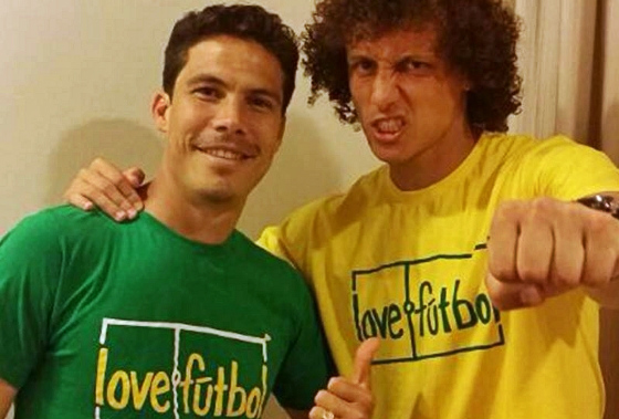 Hernane e David Luiz apoiando o Love.Fútbol durante a Copa do Mundo de 2014. Foto: love.fútbol/facebook