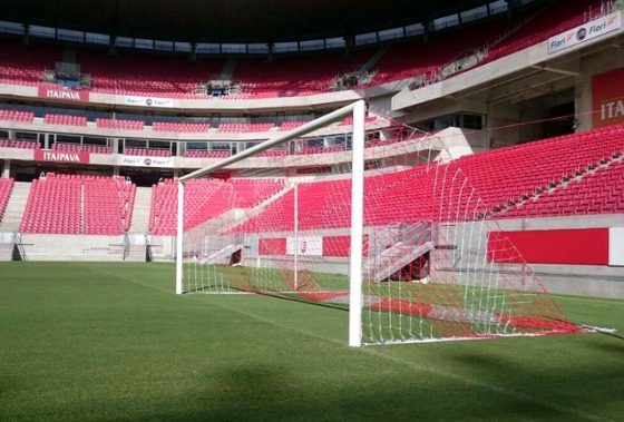 Rede alvirrubra na Arena Pernambuco. Foto: twitter.com/nauticope