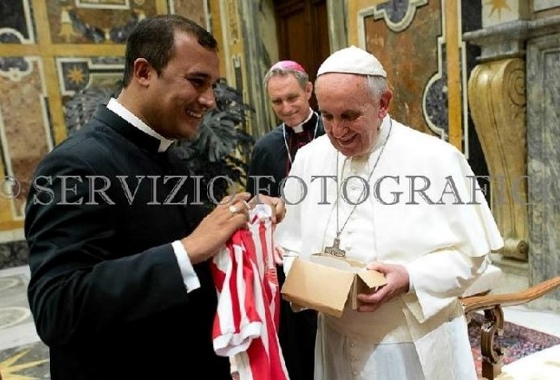 Papa Francisco recebe a camisa do Náutico. Foto: Vaticano