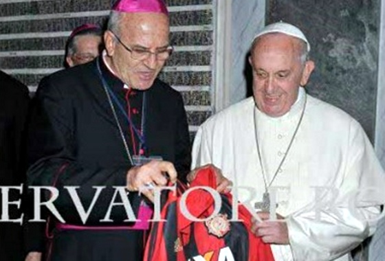 Papa Francisco recebe a camisa do Sport. Foto: Vaticano