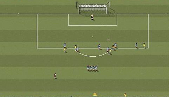 Roberto Carlos marca de falta no jogo entre Brasil x França, em 1997. Crédito: 8bitfootball (twitter.com/8bitfootball)