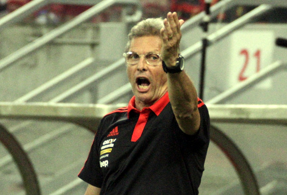 Oswaldo de Oliveira comandando o Flamengo em 30/08/2015, na vitória sobre o Sport por 1x0, na Arena PE. Foto: Flamengo/site oficial