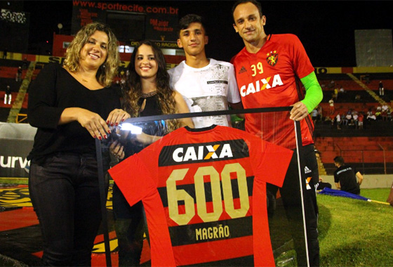 Junto à família, Magrão recebe a camisa comemorativa pelos 600 jogos no Sport, em 24/09/2016. Foto: Williams Aguiar/Sport Club do Recife