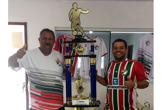 Salgueiro recebe o troféu de campeão da 1ª fase do Pernambucano 2017. Foto: Salgueiro/twitter (@CarcaraNet)