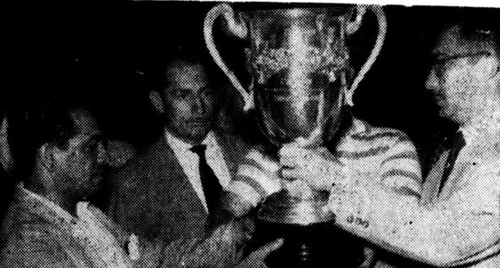 A taça do Torneio Início de 1961, entregue ao campeão Ferroviário. Foto: Arquivo/DP