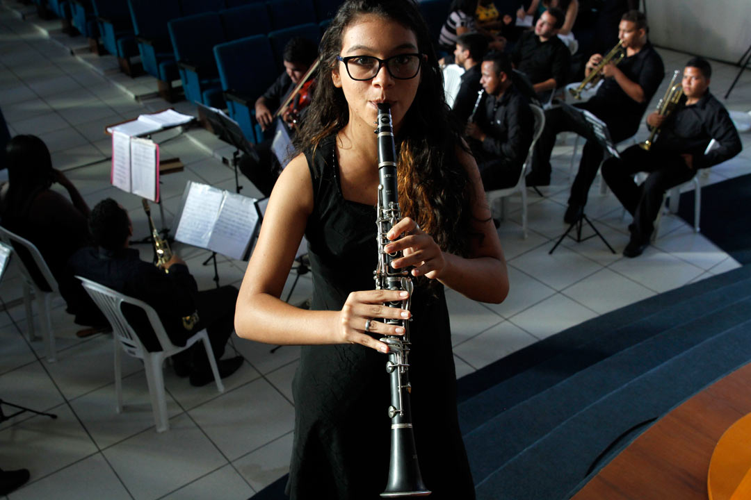 Vitória, 15 anos, mora na Comunidade do Chié. Embarca, no ano que vem, para o Chile, onde vai passar seis meses depois de ser aprovada no Programa Ganhe o Mundo Musical. - Foto: Ricardo Fernandes/DP