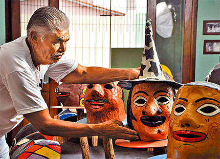Zé Vassoureiro é popular pela confecção de máscaras. Foto: Blenda Souto Maior/DP
