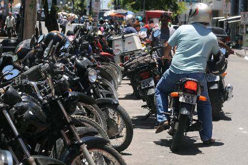 Número de infrações de trânsito por empinar moto em via pública cresce 23%  em MG