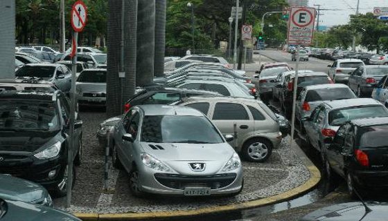 Carro na calçada - Marcelo Soares/Esp. DP/ D. A Press 
