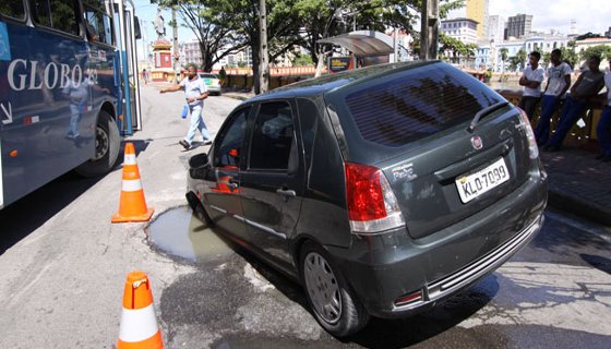 Carro buraco Recife - Foto - reprodução internet