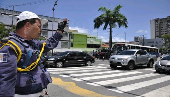 Agente de trânsito no centro do Recife - Foto - Blenda Souto Maior DP/D.A.Press