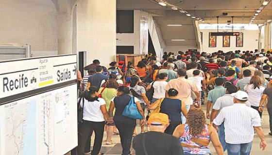 Desembarque de passageiros na estação central do metrô/Recife foto Júlio Jacobibna DP/D.A.Press