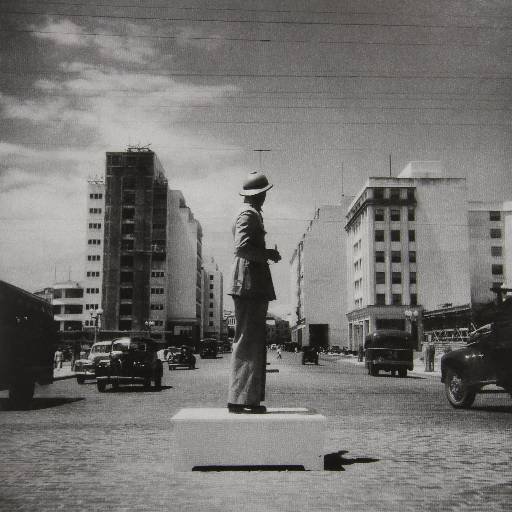 Agente de trânsito na Avenida Guarapes, Centro do Recife. década de 1940 - Acervo do Museu da Cidade do Recife