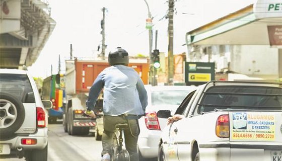 os risco de se pedalar no trânsito do Recife - Foto Alcione Ferreira DP/D.A.Press