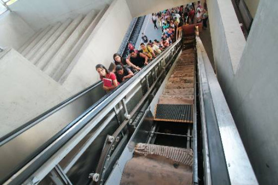 Escada do metrô sem funcionar na estação integrada do Tancredo Neves Foto : Annaclarice Almeida SP/D.A.Press