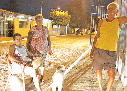 Iara, Delma e Nivaldo moram na Rua Timbiras e conversam na calçada até tarde. Foto: Nando Chiappetta/DP.D.A Press