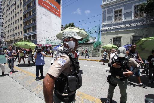 Militar foi melado no rosto . Foto: Alcione Ferreira/DP/D.A Press 