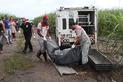 O corpo de Alice Seabra foi encontrado por volta das 15h desta quarta-feira. Fotos: Julio Jacobina/DP.D.A Press