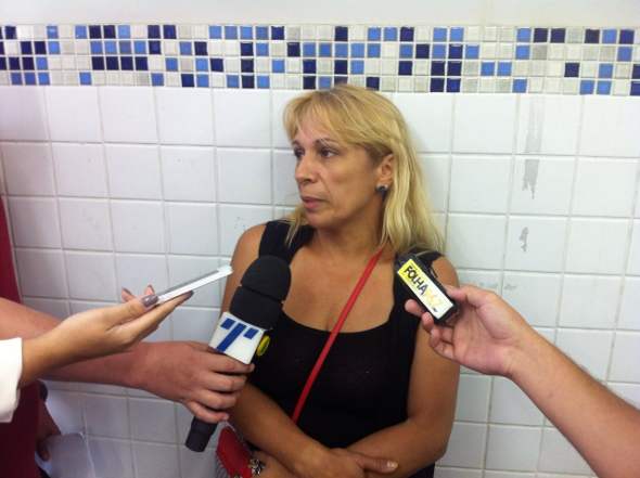 Maria José de Arruda falou com a imprensa no DHPP. Foto: Wagner Oliveira/DP/D.A Press