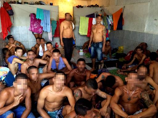 O total de 32 mil presos das unidades prisionais de Pernambuco vivem como s...