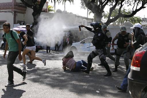 Polícia Militar usa spray de pimenta. Foto: Blenda Souto Maior/DP/D.A Press 