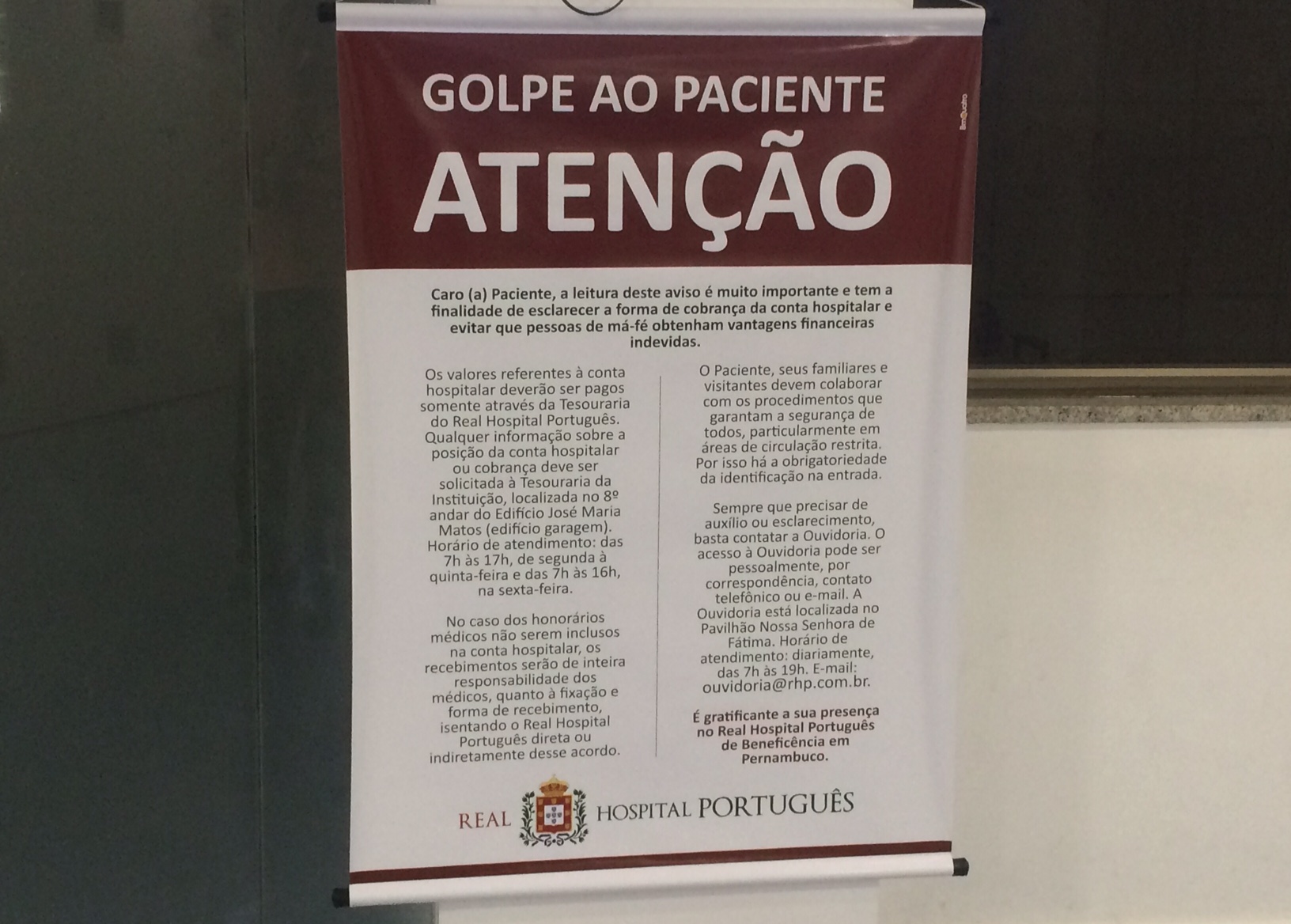 Avisos estão espalhados em vários pontos do Hospital Português. Foto: Wagner Oliveira/DP