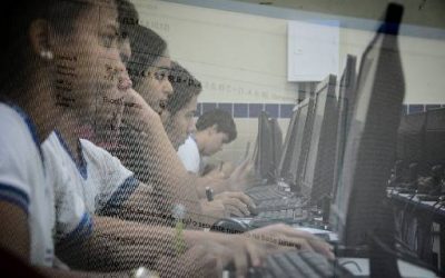 Brasil tem, em média, menos de 1 computador para 4 alunos de 15 anos